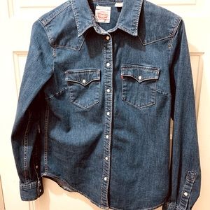 Levi’s button up💙